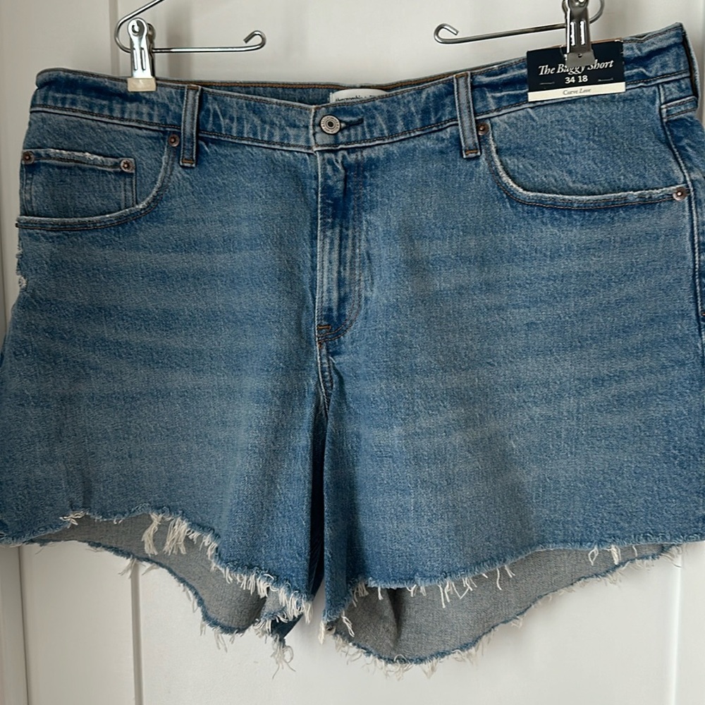 NWT - Abercrombie Curve Love Mid Rise Baggy Short.